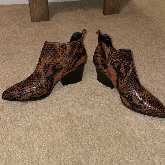 S17 - NWOT faux brown & black snakeskin booties - Picture 6 of 7